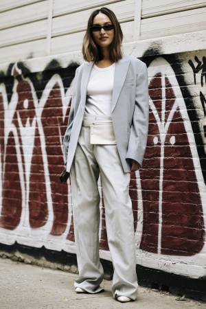 初夏ならでは！ 「Tシャツ」で作る、無難にならないメリハリコーデテク【ストリートスナップ】