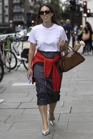 初夏ならでは！ 「Tシャツ」で作る、無難にならないメリハリコーデテク【ストリートスナップ】