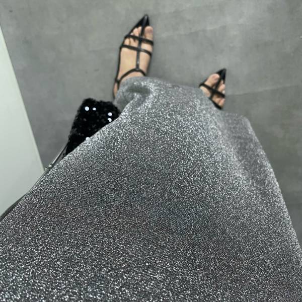 今年はキラキラ！【しまむら】1,089円で買えるトレンドの“ラメスカート“！