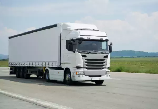 高速道路で…後ろのトラックから”クラクション”の音！？助手席の友人「おい…」次の瞬間”恐怖の事態”に車内は大パニック！？