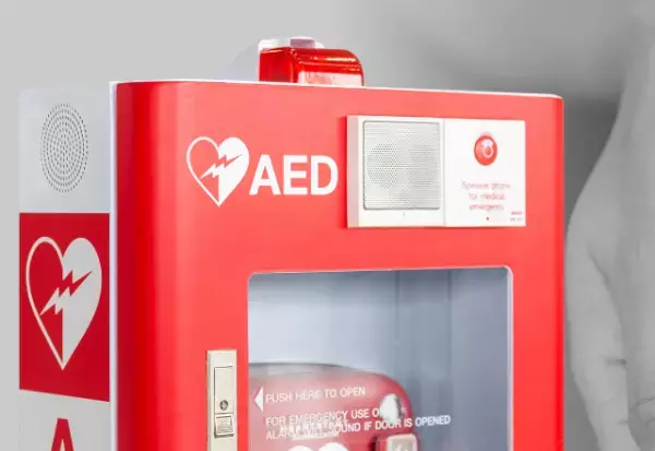 通行人「AEDをお願い！」デート中に目の前で人命救助！？その後…⇒彼女「私が助けた」判明した彼女の”本性”に…彼氏「はあ？」