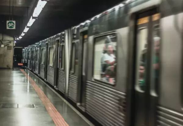 電車で…危険な『駆け込み乗車』をする迷惑客。注意するも逆ギレするが…⇒注意した【人物の正体】に気づき…迷惑客「え…」