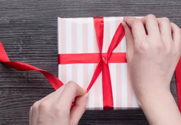 私「ラッピングお願いします」店員「お待ちください」10分後、商品を持った店員。⇒直後『まさかの事件』に…私「え？」