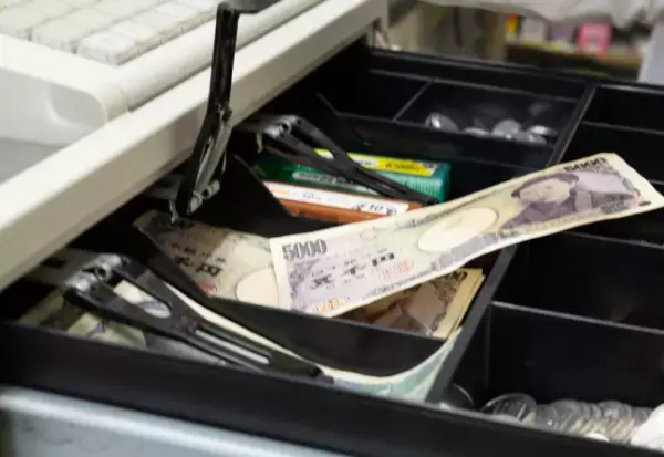 突然電話で…ママ友「今すぐ払いに来て！」私「は？」レストランの会計を押しつけ！？⇒その【意味不明な主張】に唖然…