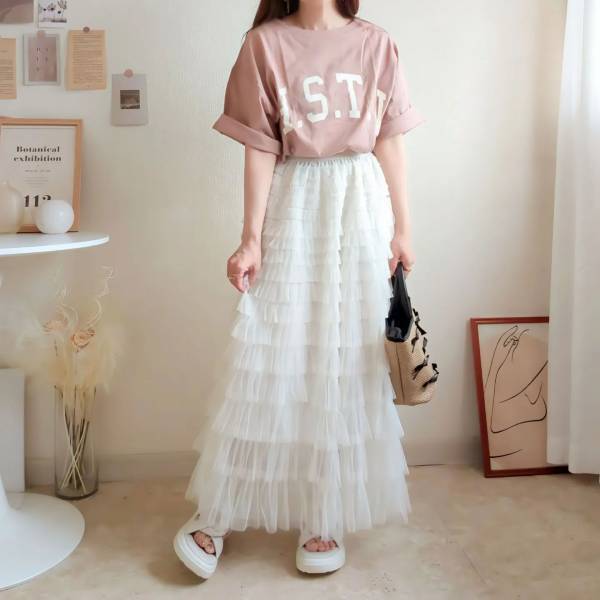 どうやって着るのが正解？ おしゃれさんに学ぶ【最旬ロゴTコーデ術】って？