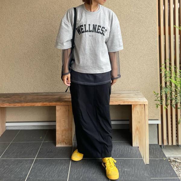 どうやって着るのが正解？ おしゃれさんに学ぶ【最旬ロゴTコーデ術】って？