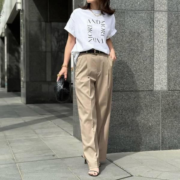 どうやって着るのが正解？ おしゃれさんに学ぶ【最旬ロゴTコーデ術】って？