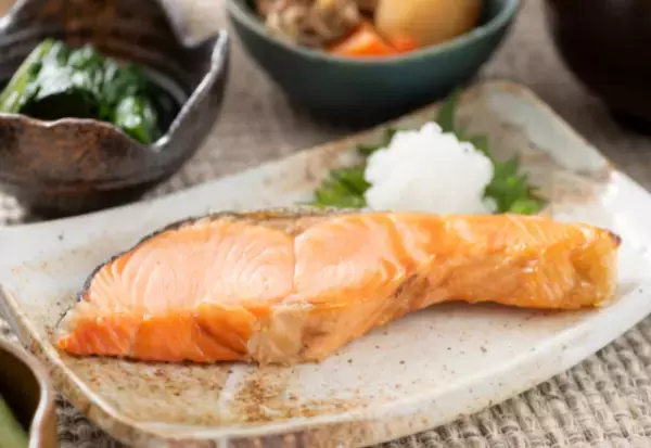 定食屋で…店員「焼き魚定食です～！」客「…」次の瞬間⇒客が顔を真っ赤にして【放ったコト】に…店員「はぁ！？」