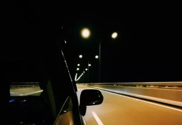 夜道を運転中…「なんだあれ…」後ろを迫ってくるバイク…？しかし横を通り過ぎた瞬間…→”予想外の正体”に背筋が凍る…！