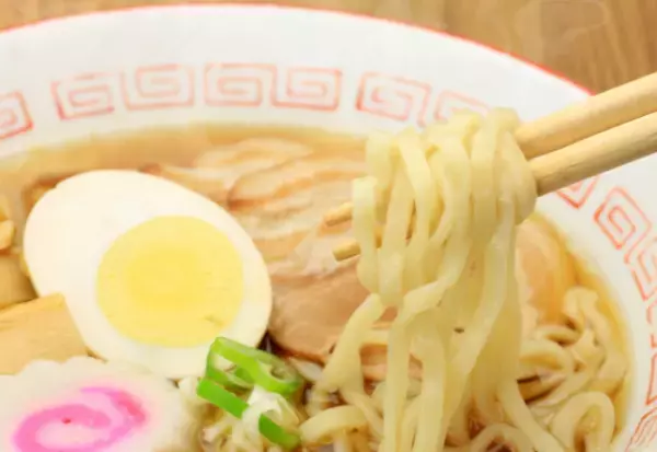 ラーメン屋で…女性客が『ラーメン』を頼むと…店主「うっわ～」⇒続けて放った”店主の言葉”に衝撃…客「私のこと…？」