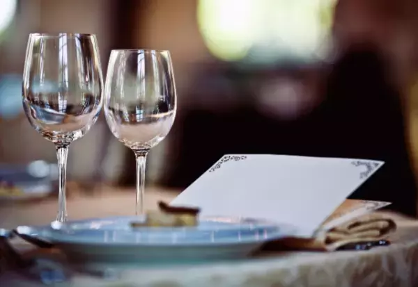 レストランで…店員「2万7千円になります」彼女「高っ！」会計金額に驚いていると…「ほら早く！」【耳を疑う一言】に唖然…