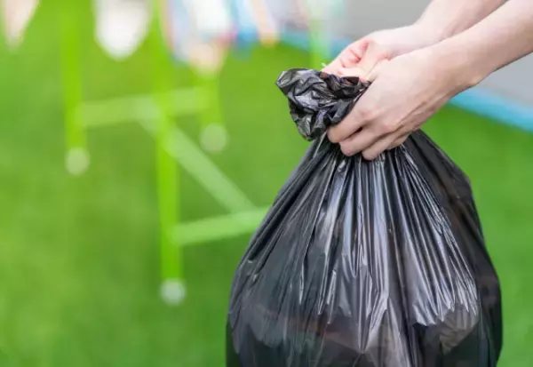 父の他界後…継母「生活費全部払うのよ！」娘「はい…」娘を”家政婦”扱い！？⇒後日、ゴミ袋から【驚愕のモノ】を発見…