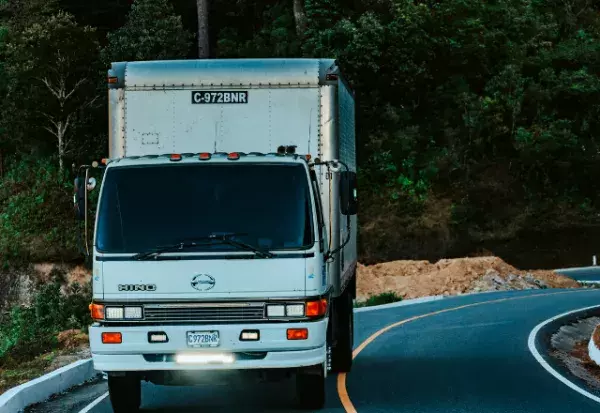 高速道路で…トラックの『クラクション音』が鳴り響き…私「えっ！？」⇒次の瞬間、トラックの【衝撃的な行動】に…一同「キャー！！」