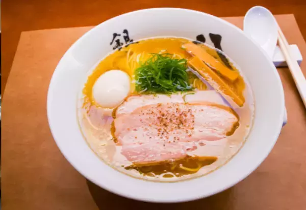 ラーメン屋で…”行列の先頭”に割り込む客「並ぶなんて頭わるっ（笑）」⇒店主「…ではお入りください」店主の謎行動に…「え？」