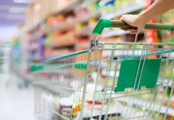 スーパーで…行列に割り込む客「急いでるの！」店員「…では、どうぞ」だが直後⇒待っていた【予想外の結末】に…客「なによこれ～！」