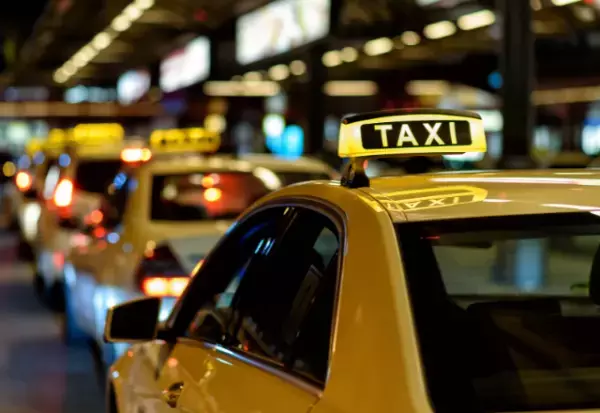 タクシーで…客「1円も払わねぇ！」運転手「…警察呼びますね」次の瞬間⇒客がとった【衝撃の行動】に…客「とんでもねえ奴だな」