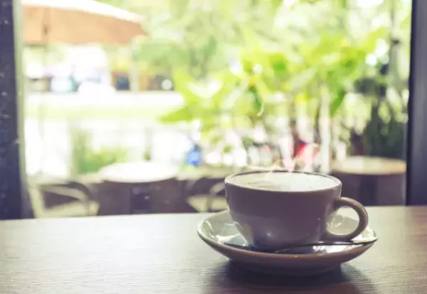 カフェで…店員「もう少しお静かに…」客「はぁ」⇒後日…客の“ある行動”が原因で店員がクビに…？