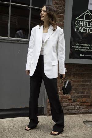 リラックスな「フラットサンダル」はモノトーンコーデで洗練を宿す！【ストリートスナップ】