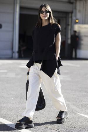 リラックスな「フラットサンダル」はモノトーンコーデで洗練を宿す！【ストリートスナップ】