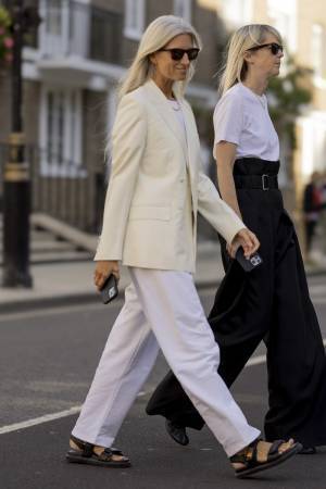 リラックスな「フラットサンダル」はモノトーンコーデで洗練を宿す！【ストリートスナップ】