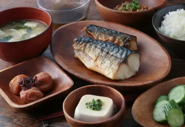 定食屋で…店員「焼き魚定食です～」客「…」なぜか『黙り込んだ』客。だが次の瞬間⇒客が大声で【放った一言】に…店員「はあ！？」