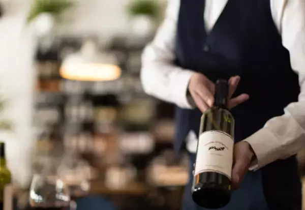 高級レストランで…女性客「貧乏くさい人がいると台無し」私「…」しかしその後⇒店員「お客様…」店員の”計らい”に大感謝！