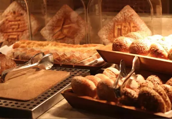 カフェで『小麦アレルギーの客』が”米粉100％のパン”で倒れ…”悪評レビュー”が殺到！⇒数日後…【事件の真相】に常連客「あなたたちの仕業だったのね」