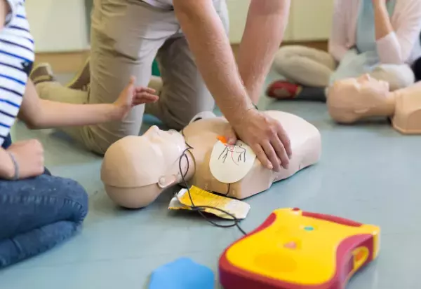 デート中…通行人「AEDをお願い！」目の前で人命救助！？その後…⇒判明した【彼女の本性】に…彼氏「はあ？」