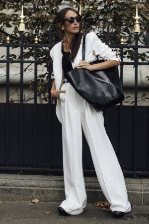 シンプルだから絵になる！ 「ミニマルシック」な初夏コーデ【ストリートスナップ】