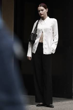 シンプルだから絵になる！ 「ミニマルシック」な初夏コーデ【ストリートスナップ】