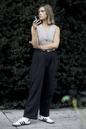 シンプルだから絵になる！ 「ミニマルシック」な初夏コーデ【ストリートスナップ】