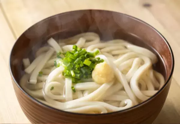 フードコートで…店員「釜揚げうどんのお客様～」客「どうも～」次の瞬間…→客のとった“まさかの行動”に絶句！？