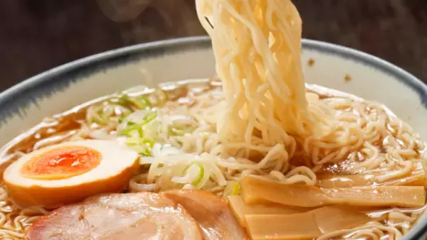 ラーメン屋で【行列に割り込む】迷惑客…店主「お引き取りください」客「こっちはお客様よ」⇒直後、店主「…ではどうぞ」