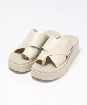 厚底でナチュラルに盛れる♡ 今のうちにゲットしたい【トングサンダル】って？