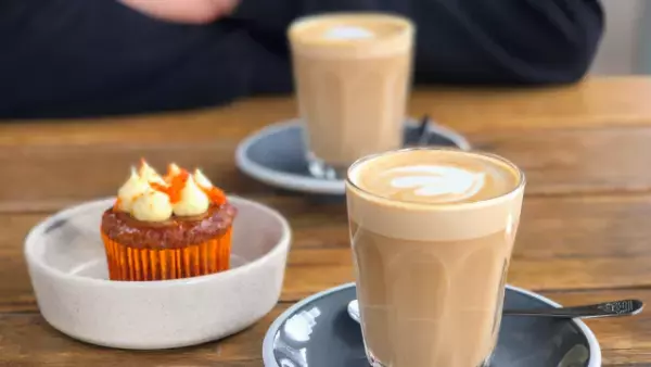 カフェで…店員「何名様ですか？」客「見てわかんないの？（笑）」⇒さらに直後、客が放った【耳を疑う言葉】に…店員「おい」