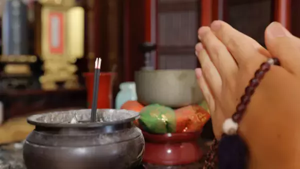 父の葬儀場で…母親「保険金だってたかがしれてるのに」娘「またお金の心配？」数ヶ月後…→母親の“行動”に不信感が募る！？