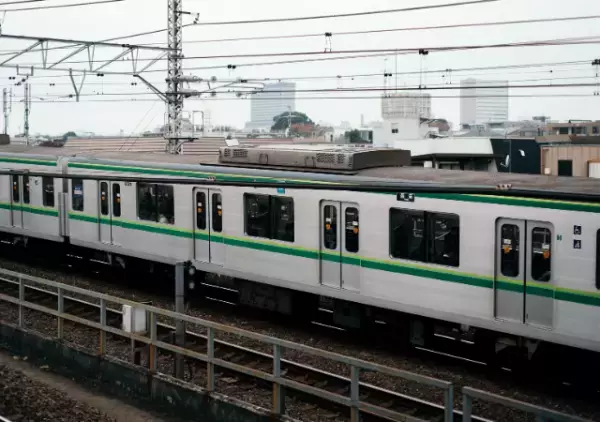 『電車の優先席』ではしゃぐ女子高生。乗客を見て…「何あのオジサン～（笑）」⇒しかし直後【強烈な反撃】を受け…女子高生「…は！？」