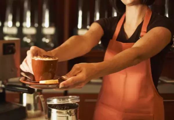 カフェで…店員「他のお客様のご迷惑になるので…」客「…」騒ぐ客を注意すると…⇒後日、客の【予想外の行動】に…店員「なんだよこれ！」
