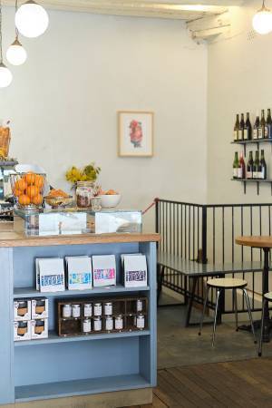 カフェとともにパリを知る-フクロウのロゴが目印。　Télescope Café編