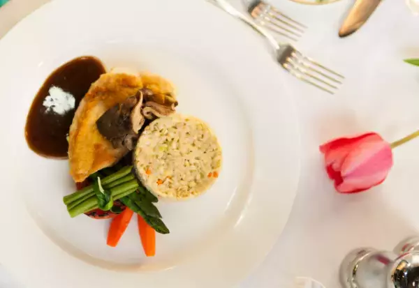 高級レストランを『予約』したはずが…店員「当店は難しい」次の瞬間→店員の”まさの提案”に…客「でも、それじゃ…」