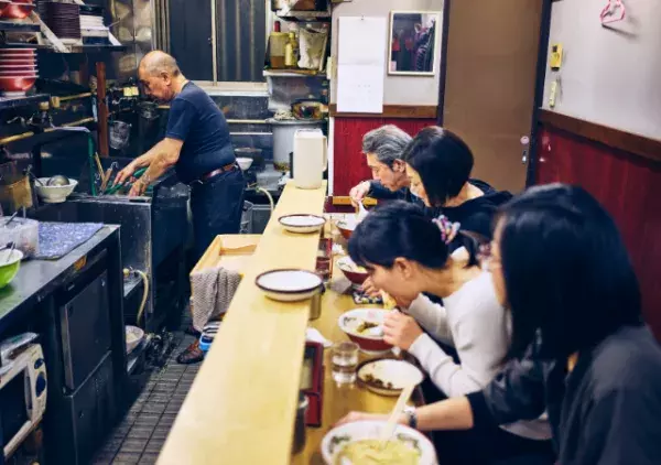 ラーメン屋で…店主「女が1人でラーメンかよ（笑）」客「えっ…」⇒さらに、店主が【耳を疑う一言】を放ち…客「はあ！？」