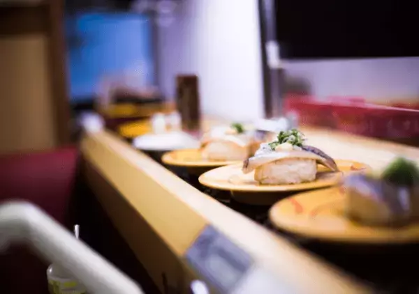 回転寿司で…【高級な皿】を取り続けるママ友。私「安い皿で我慢しよう…」⇒しかし直後、ママ友の【目を疑う行動】に…私「あっ！？」