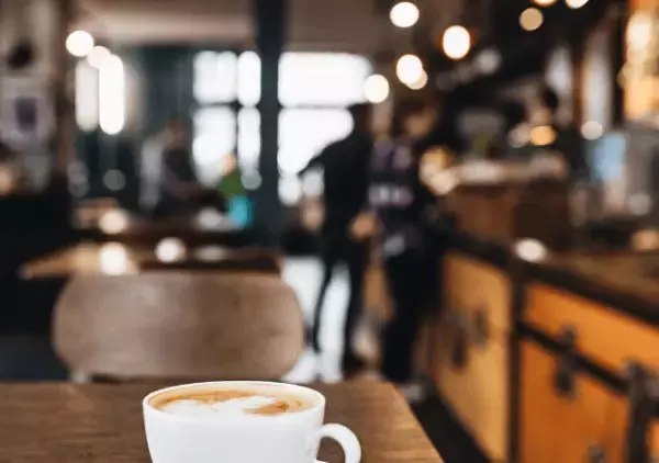 店員「何名様でしょうか？」客「見てわかんないの？」カフェで横柄な態度をとる客…⇒さらに直後、客が【追撃の一言】を放ち…店員「おい…」