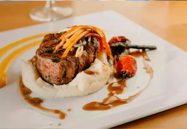 『結婚記念日』にレストランに行くと…店員「こちらをどうぞ」客「えっ」⇒次の瞬間、店員の【予想外の言葉】に感激！