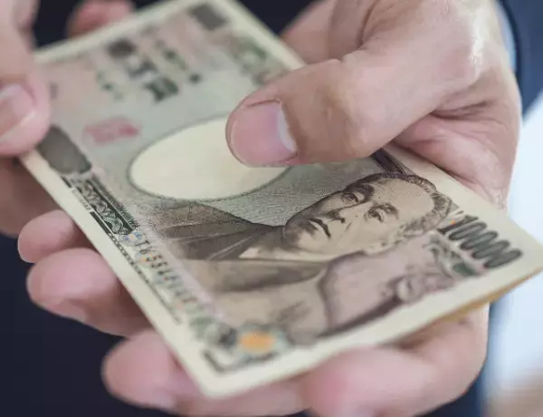 受験に合格した娘をダシにして…妻「5万円かあ…」“お祝い金”を回収する妻！？後日、妻の行動を知り…夫「え？」