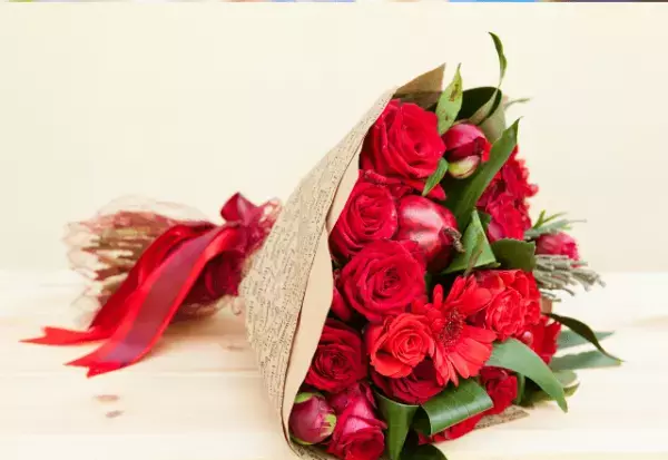 退院日に…彼氏が『バラの花束』を要求。彼女「これ頼まれてた花束！」だが次の瞬間⇒彼氏が花束を【渡した相手】に…彼女「…は？」