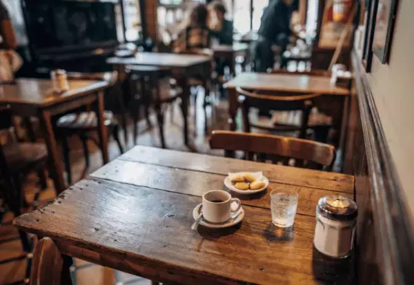 店員「もう少しお静かに…」高校生「はぁ？」カフェで”騒ぐ”女子高生…⇒直後【高校生の言動】に…店員「えぇ～？」