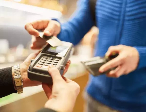 ファミレスの会計で…店員「こちらのカード使えません」客「え…？」→理由を聞いて…客「そんなはずない」