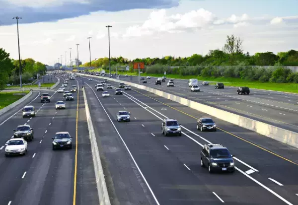 高速道路で…後ろから【トラックのクラクションの音】が…私「えっ！？」⇒次の瞬間、トラックの【目を疑う行動】に車内は騒然！！