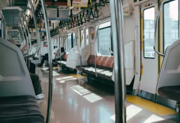 電車の『優先席』を占領する女子高生！？だが直後…→他の乗客「安心してね！」続けて【放った一言】に女子高生は唖然！？